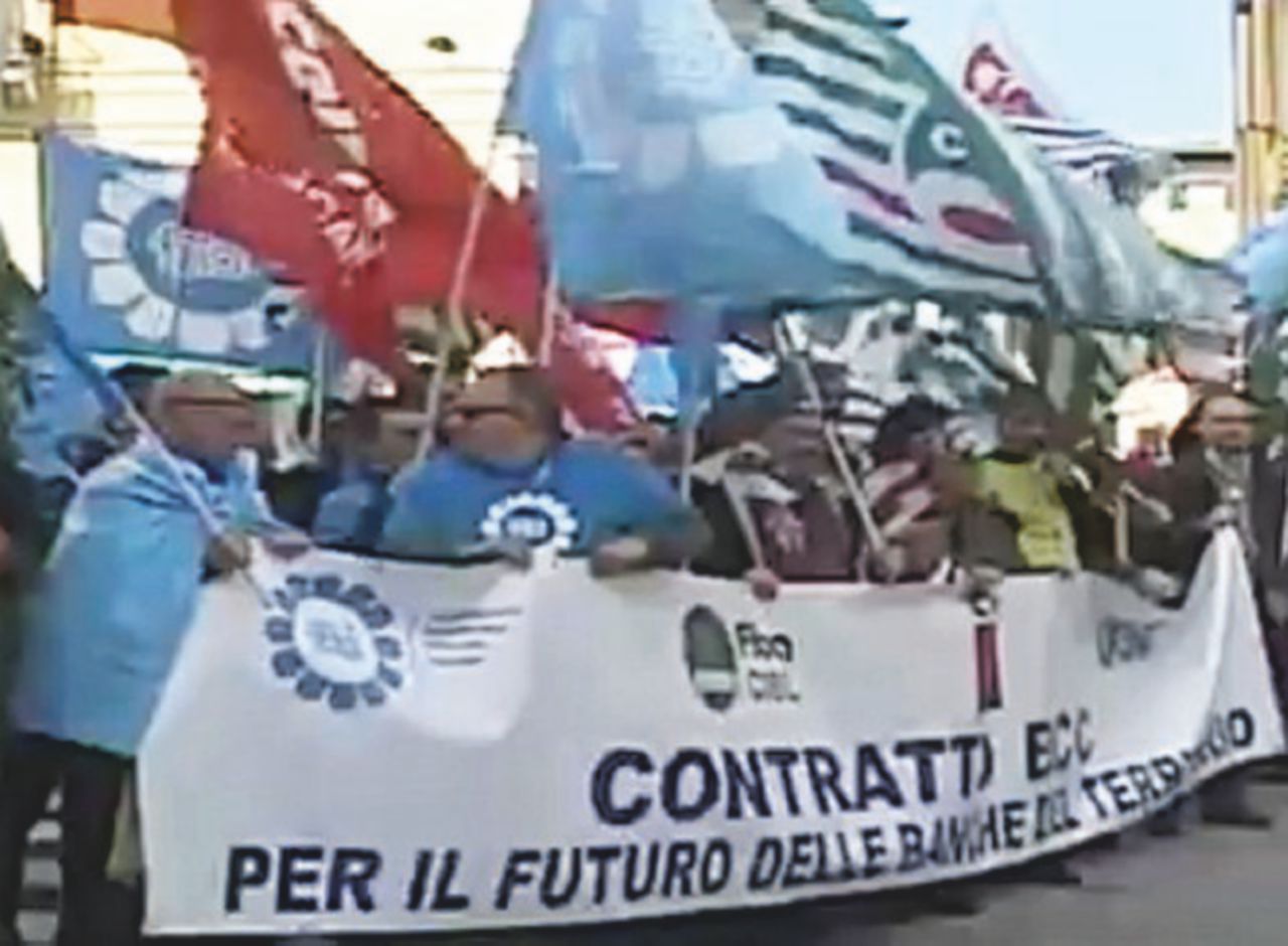 Sale l’esodo - Una protesta dei bancari: i sindacati temono nuovi esuberi. Mps ne metterà alla porta 7mila Credito, la Ue vuole solo licenziamenti