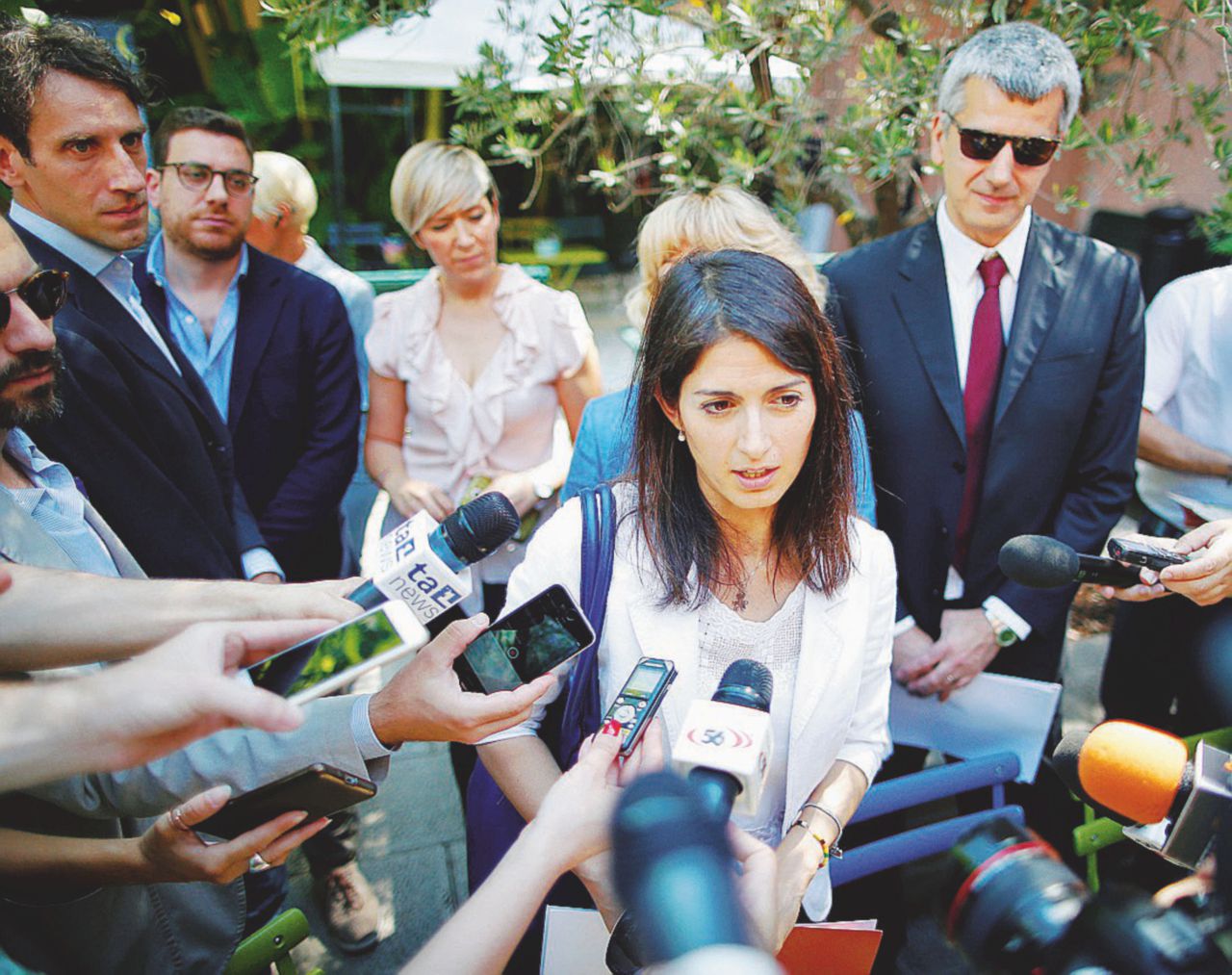 Protagonisti - La sindaca di Roma Virginia Raggi e, il suo ex braccio destro Raffaele Marra - LaPresse/Ansa “Raggi non ha le palle, che lo fa a fare il sindaco?”
