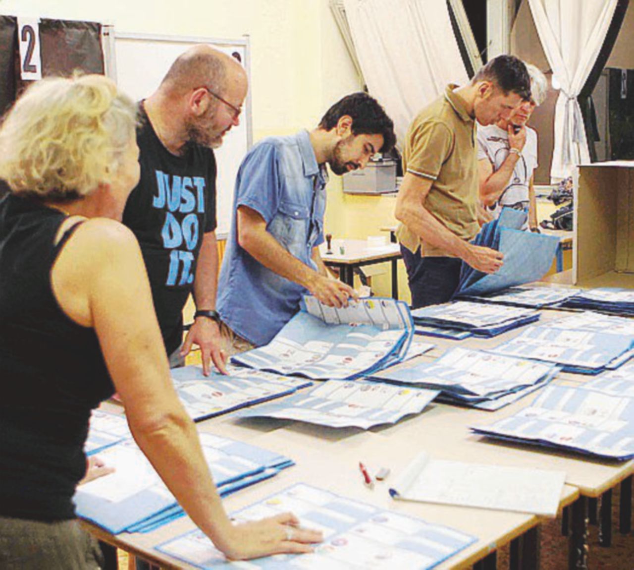 Seggi aperti - Si vota dalle 7 alle 23 per il secondo turno delle Amministrative - La Presse Oggi i ballottaggi in 111 Comuni. Il Pd rischia (non solo) Genova