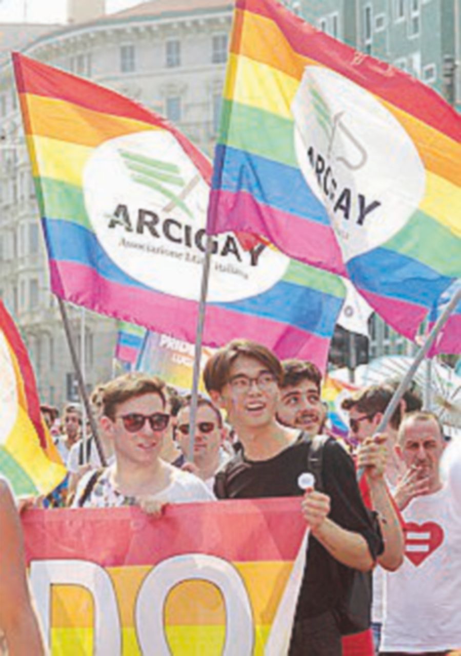 A Napoli e Milano in migliaia ai Pride: Sala in testa al corteo A Napoli e Milano in migliaia ai Pride: Sala in testa al corteo