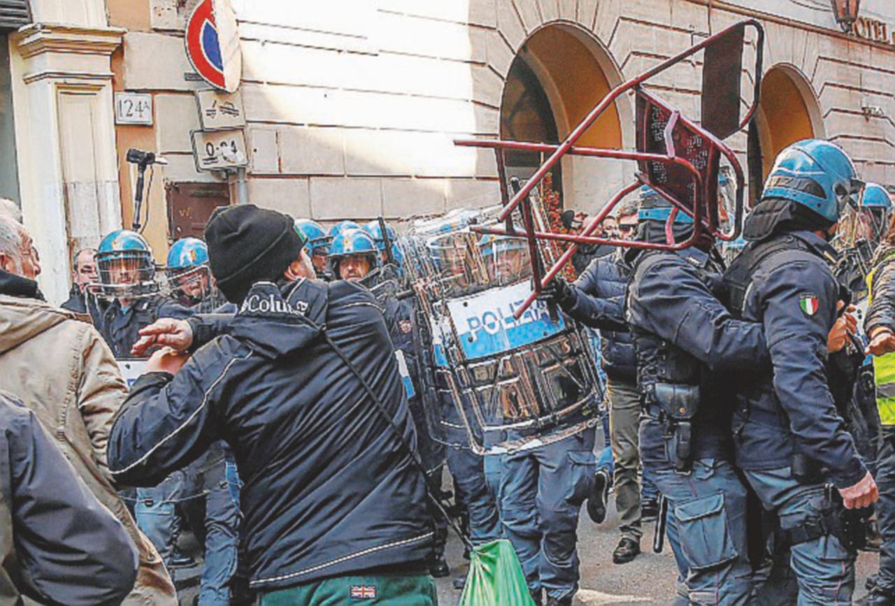 Copertina di “Contro rom e stranieri, le case agli italiani”. I fascisti nelle periferie