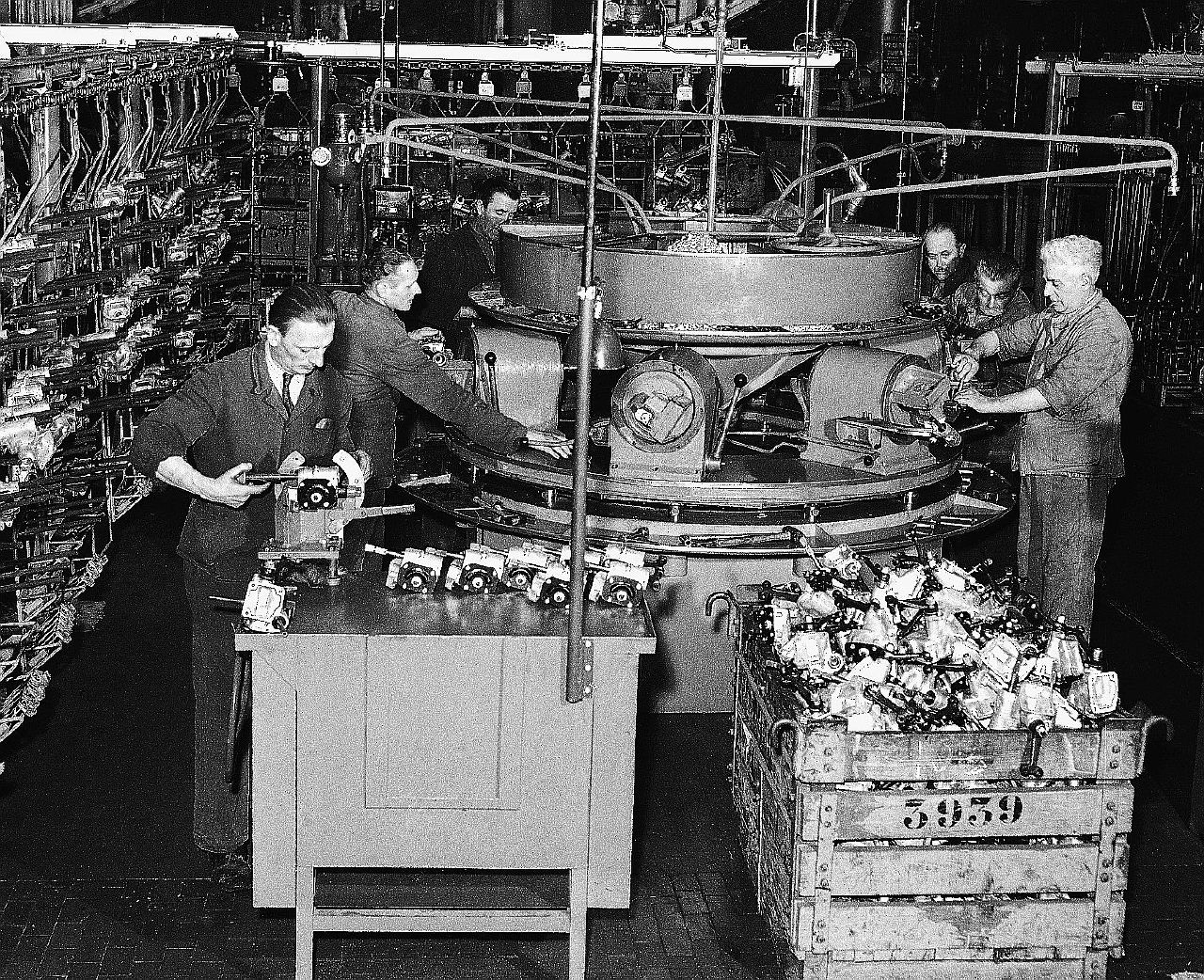 Tutto si muove - Una fabbrica Fiat a Mirafiori nel 1955; l’ingresso degli operai nella società ha fatto sì che nascessero nuovi diritti: quelli sociali - LaPresse La democrazia è delle persone
