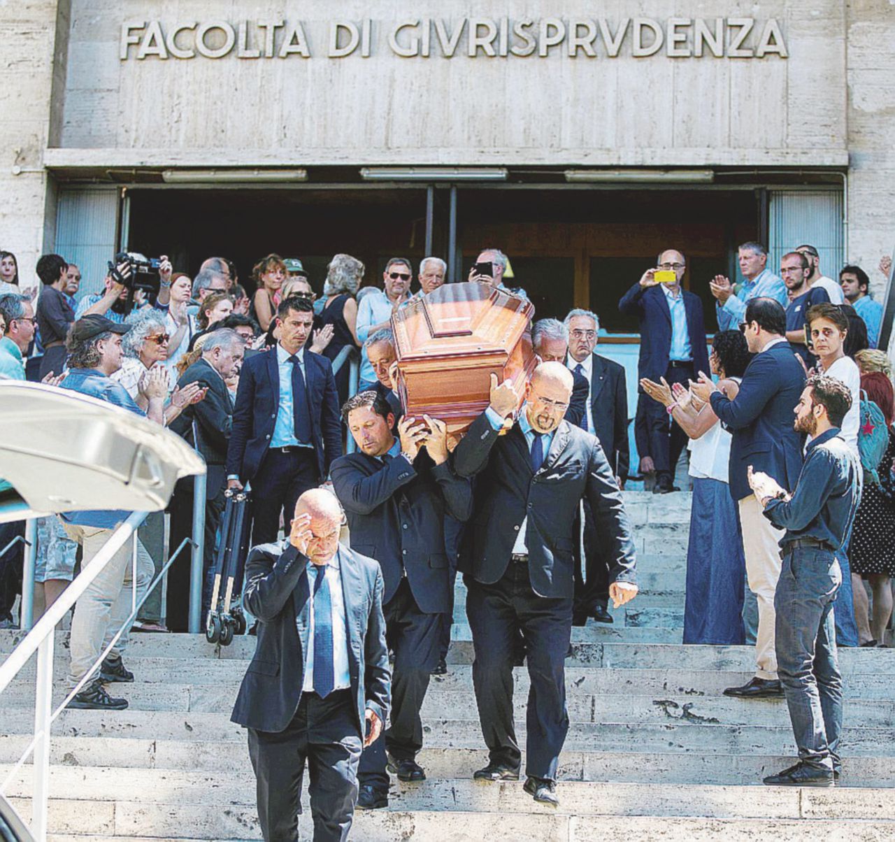 Il feretro - La lunga acclamazione sulle scale della Sapienza di Roma - Ansa “Presidente, Presidente!” L’ultimo saluto a Rodotà