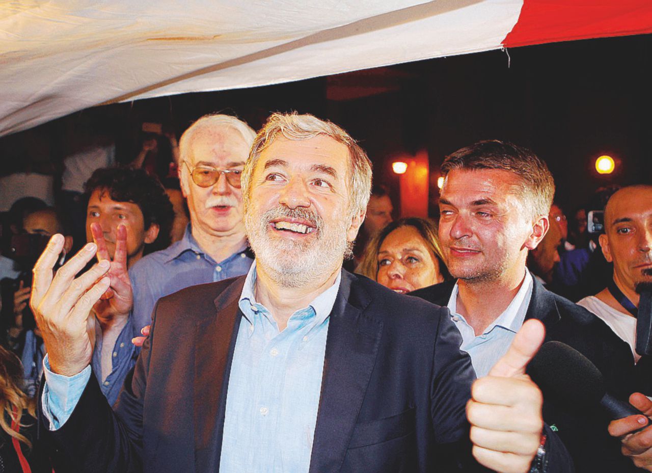 Esultanza - Marco Bucci, il nuovo sindaco di Genova sostenuto dal centrodestra - LaPresse La Liguria non è più rossa, ma il sistema di potere resiste