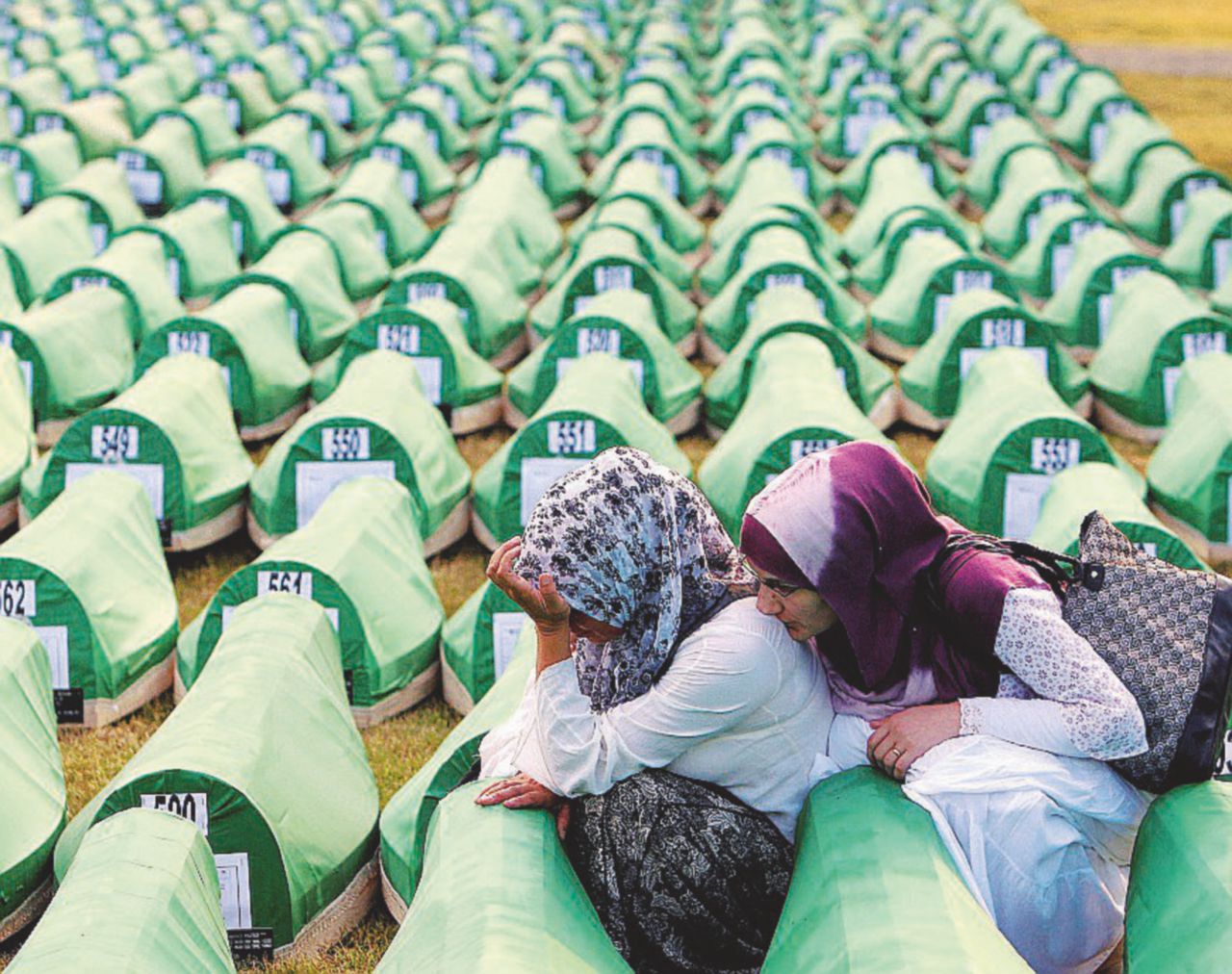 Distesa di bare - Si continuano a identificare le vittime della strage - Ansa Per il genocidio di Srebrenica paga anche l’Olanda