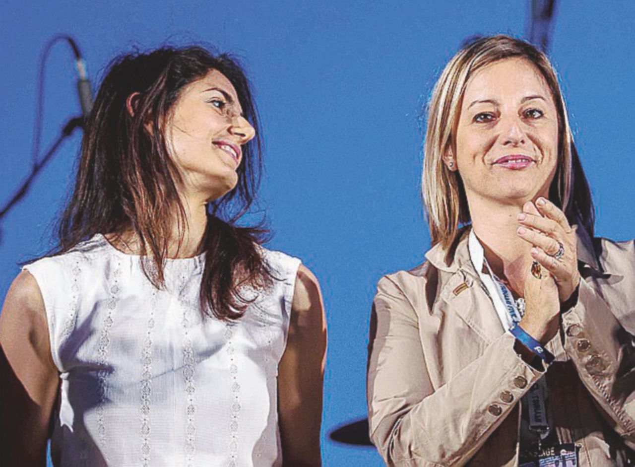 Prime donne - La sindaca di Roma Virginia Raggi assieme alla deputata Roberta Lombardi - Ansa C’è il monocolore M5S nella provincia di Roma