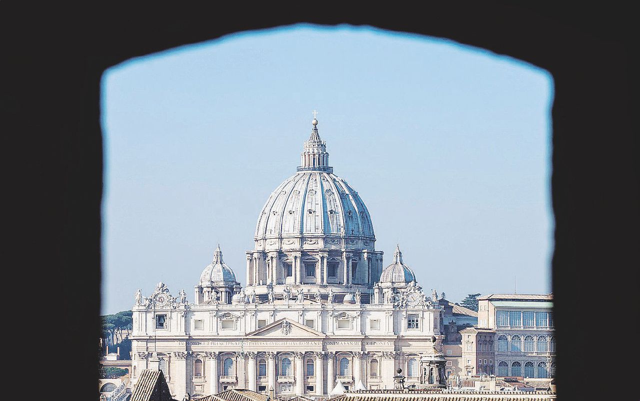 Per niente sereno - Panoramica su piazza San Pietro - Ansa Fallita la sua riforma delle finanze sante, Francesco lo scarica