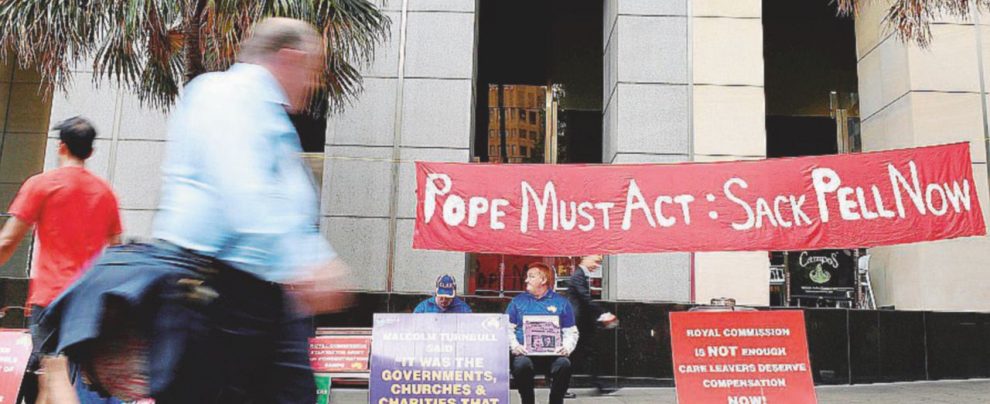 La rivolta - Proteste davanti alla Royal Commission sugli abusi in Australia il 29 febbraio 2016 - LaPresse Australia, 4.444 violenze in 60 anni coperte per “proteggere la Chiesa dalla vergogna”