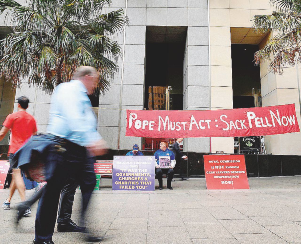 La rivolta - Proteste davanti alla Royal Commission sugli abusi in Australia il 29 febbraio 2016 - LaPresse Australia, 4.444 violenze in 60 anni coperte per “proteggere la Chiesa dalla vergogna”