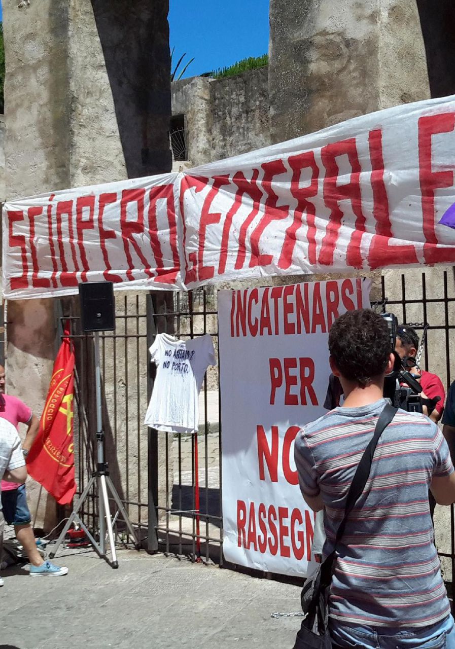 Piombino, 1.500 lavoratori fermano fabbrica e città Piombino, 1.500 lavoratori fermano fabbrica e città