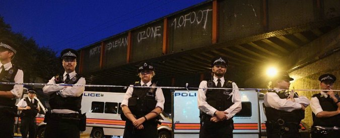 Copertina di Londra, furgone sulla folla vicino a una moschea: un morto. Arrestato un uomo: “Ha gridato ‘ucciderò i musulmani'”