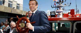Copertina di Francia, gaffe di Macron: “Barchetta, buona per migranti”. Polemiche: “Rivolta se l’avesse detto Sarkozy”