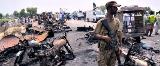 Copertina di Pakistan, esplode autocisterna piena di benzina: almeno 140 persone arse vive
