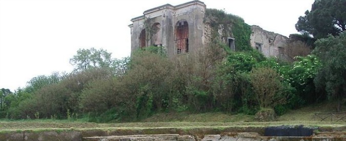 Copertina di Acerra, dieci anni di progetti e fondi per recuperare scavi archeologici e Casina Spinelli. Ma sono chiusi e abbandonati