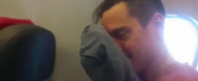 Copertina di Incubo ad alta quota, l’aereo trema come una lavatrice. Il pilota ai passeggeri: “Pregate”