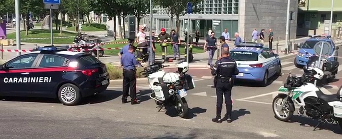 Copertina di Milano, allarme a Palazzo Lombardia: “Ho visto due uomini entrare in un tombino”. Artificieri sul posto