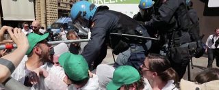 Copertina di Bologna, tensione alla manifestazione anti G7. Sit-in degli ambientalisti, i poliziotti li trascinano via di peso