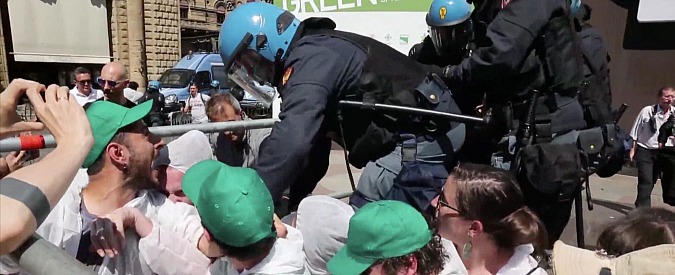 Copertina di Bologna, tensione alla manifestazione anti G7. Sit-in degli ambientalisti, i poliziotti li trascinano via di peso