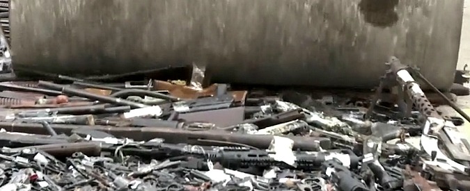 Copertina di Con lo schiacciasassi sui fucili. Così la polizia brasiliana distrugge oltre 4mila armi: “Grande vittoria”