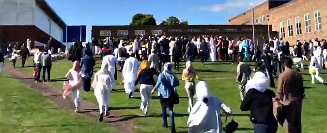 Copertina di Newcastle, auto sulla folla riunita per la fine del Ramadan: fedeli accorrono spaventati