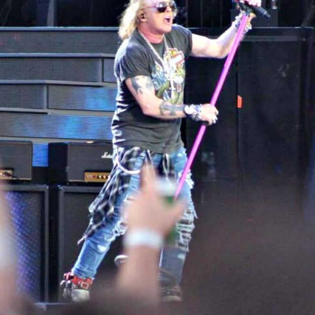 Guns N’ Roses, ritorno in Italia dopo 24 anni. Novantamila all’autodromo di Imola per la reunion di Axl e Slash