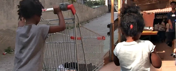 Copertina di Ventimiglia, bimbi stranieri costretti a vivere per strada: “Oltre alla Chiesa, per loro non esiste un centro d’accoglienza”