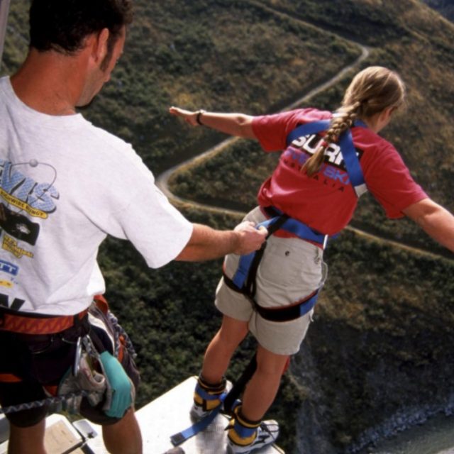 Muore facendo bungee jumping a 17 anni: l’istruttore dice “no jump” in un inglese stentato, lei capisce “now jump”