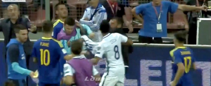 Copertina di Rissa tra romanisti al termine di Bosnia-Grecia. Dzeko e Manolas fermati dai dirigenti, poi pugni e calci tra le squadre