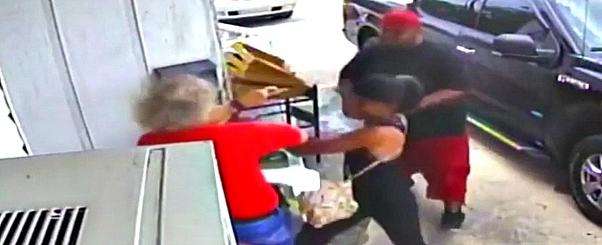 Copertina di “Il pollo era freddo”. Clienti insoddisfatti picchiano la proprietaria di un ristorante: l’aggressione ripresa dalla sorveglianza