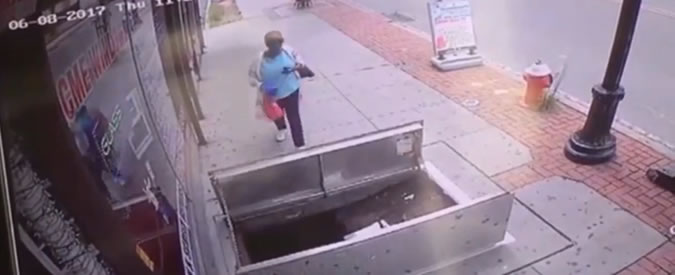 Copertina di Distratti dallo smartphone? Attenzione, potreste fare la fine di questa signora americana