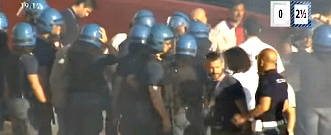 Copertina di Volano cazzotti alla semifinale del Calcio storico fiorentino. Polizia in campo per dividere le due squadre