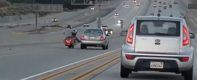 Copertina di Quando il motociclista irresponsabile incontra l’automobilista irascibile, l’incidente è inevitabile (e il video… incredibile)