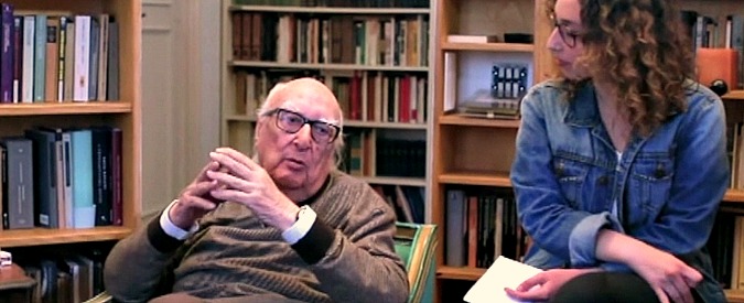 Copertina di Camilleri agli studenti: “Non cadete nell’antipolitica e nel populismo. Tenete lontano Renzi e M5s dal vostro avvenire”