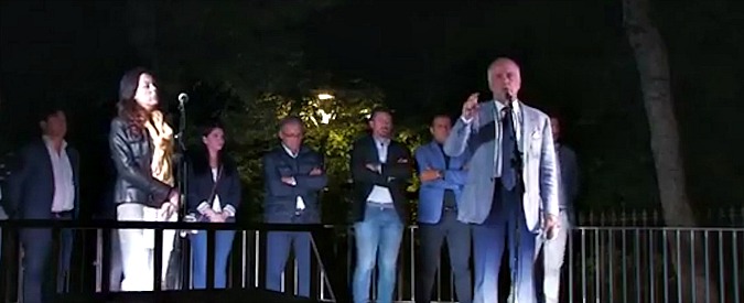 Copertina di L’estrema sincerità del sindaco uscente: “La candidata è lei ma a gestire il paese sarò sempre io”. La frase durante il comizio