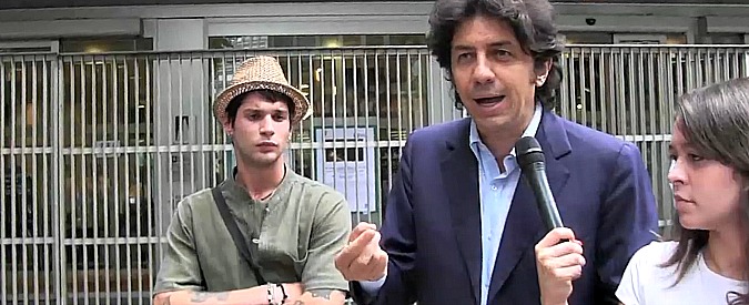 Copertina di Cappato distribuisce cannabis terapeutica davanti al Pirellone: “Regione non discute proposta di legge danneggiando i malati”