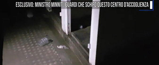 Copertina di Cara di Foggia, 1500 migranti ammassati come bestie. E il centro continua a ricevere soldi pubblici