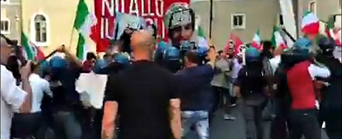 Copertina di Ius soli, scontri alla manifestazione di CasaPound contro la legge. Polizia allontana i militanti con l’idrante