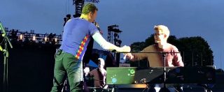 Copertina di Il fan dei Coldplay realizza il suo sogno: il cantante Chris Martin lo invita sul palco e gli cede il pianoforte