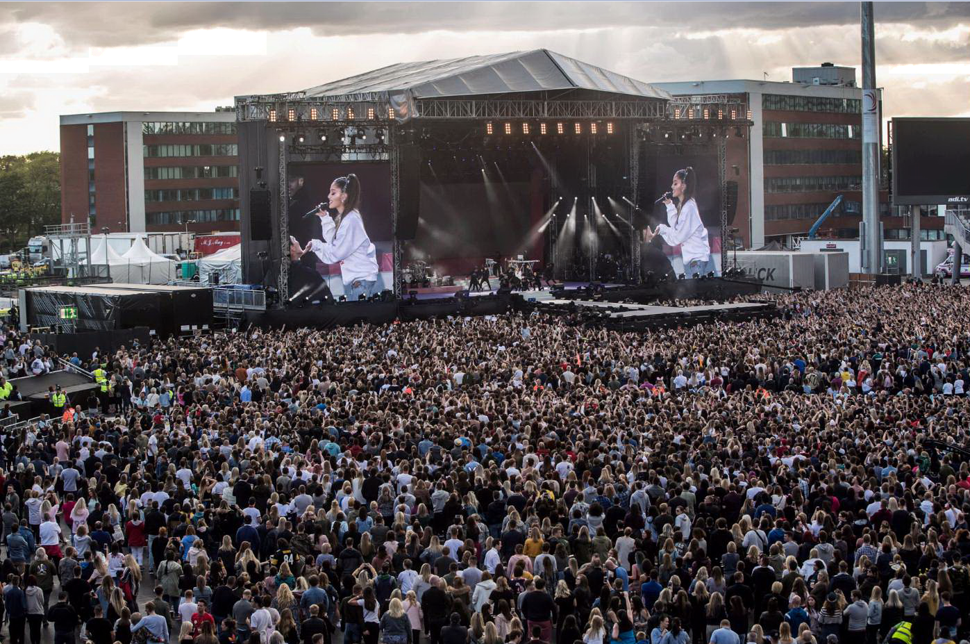 Концерт Арианы Гранде в Манчестере. Концерт Арианы Гранде в Манчестере 2017. Концерт. 10 000 Человек. Группа 1000 человек