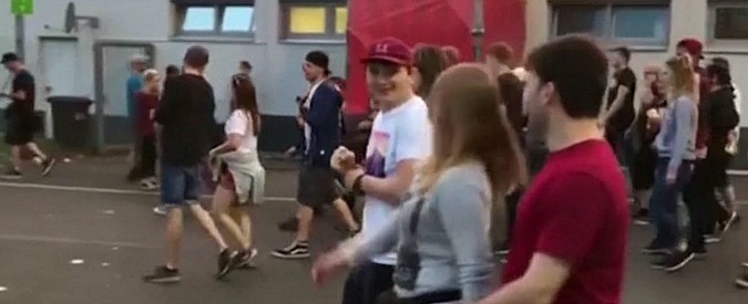 Copertina di Germania, file ordinate e composte al festival Rock am Ring: gli spettatori escono cantando in coro You’ll never walk alone