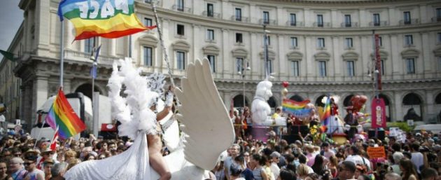 Roma Pride 2017 - il corteo per i diritti Lgbtq nelle strade della Capitale. “La paura del diverso crea mostri” – FOTO
