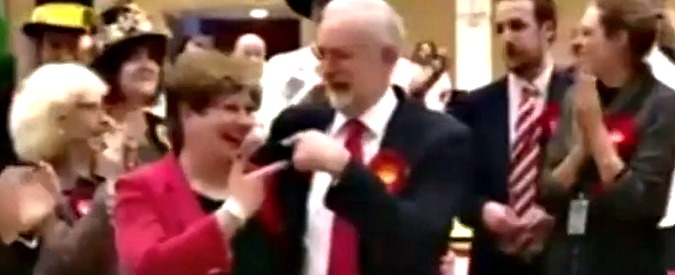 Copertina di Gran Bretagna, il “cinque” di Corbyn diventa una gaffe imbarazzante. La scena davanti alle telecamere