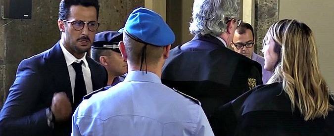 Copertina di Corona, l’esultanza in tribunale dopo la sentenza: “Giustizia è stata fatta”