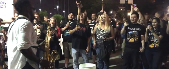 Copertina di Scaldare i metallari con un sax? Questo musicista ci riesce con una versione speciale di The Trooper. Ascoltare per credere