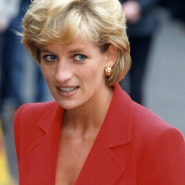 Lady Diana, nuove rivelazioni choc: “Non si suicidò solo per i suoi figli. Per la famiglia reale era un nemico di cui liberarsi”