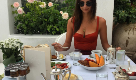 Emily Ratajkowski, vacanze italiane: dai panni stesi ai primi piani hot, la modella “testimonial” dell’Italia più bella