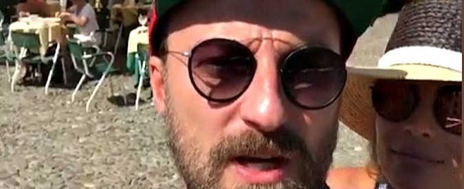 Copertina di Facchinetti polemico a Portofino: “Ho visto un personaggio famoso chiedere lo sconto. Barbone, non ti vergogni?”