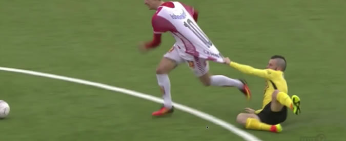 Copertina di Il fallo più ridicolo della storia? Giudicate voi. Ecco cosa è accaduto durante Tromsø vs Sandefjord