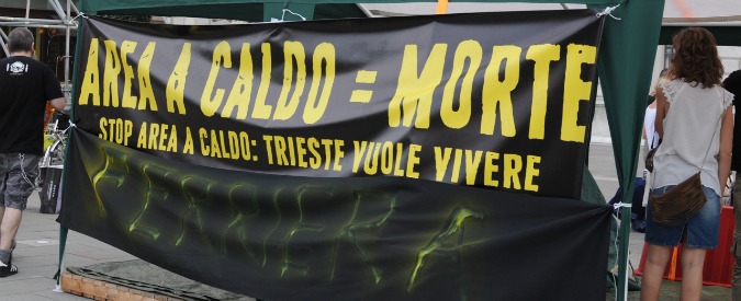 Copertina di Trieste, presidio contro la Ferriera: “Rumori e polvere nera sui balconi. Serracchiani annulli l’autorizzazione ambientale”