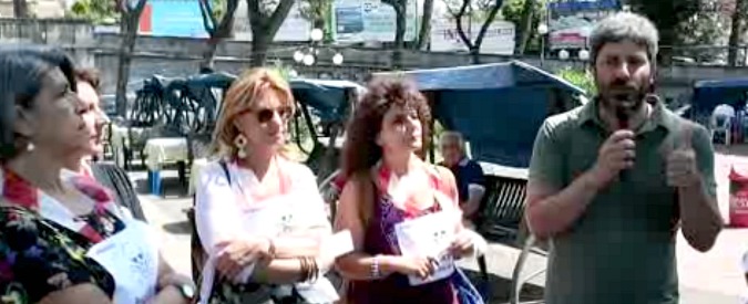 Copertina di Napoli, Fico (M5s) alla spiaggia Trentaremi per denunciare scempio ambiente: “30 anni di attesa e nessuna bonifica”